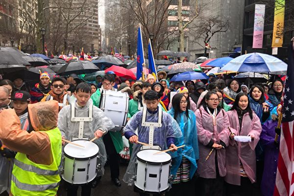 图为近千西藏人士冒雨在纽约联合国广场集会,纪念西藏人民抗暴起义六十周年,揭示中共屠杀真相,誓言不忘历史悲剧。(李桂秀/大纪元)