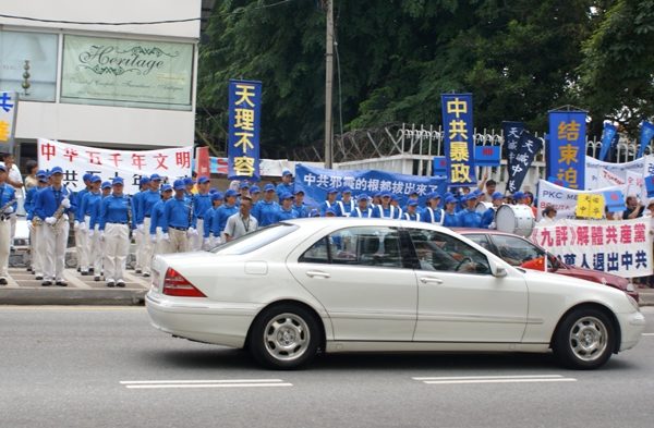 其中一辆中领馆轿车正经过声援三退集会现场。(摄影:杨晓慧/大纪元)