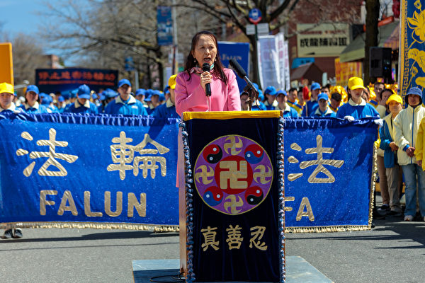 全球退出中共服务中心主席易蓉在集会上发言。(大纪元资料图片)