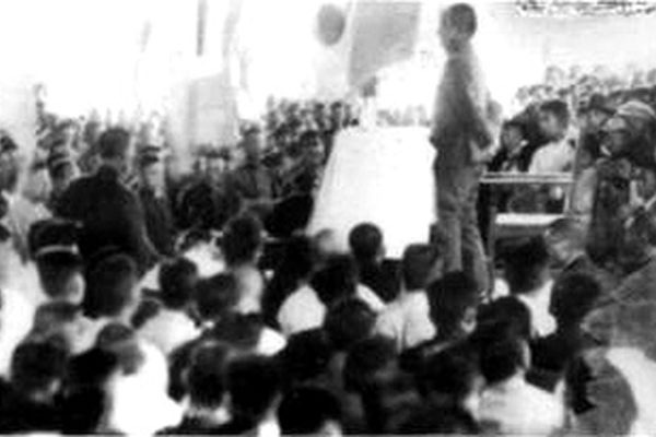 1924年1月27日始,孙中山在国立广东高等师范学校礼堂系统演讲三民主义。(公有领域)
