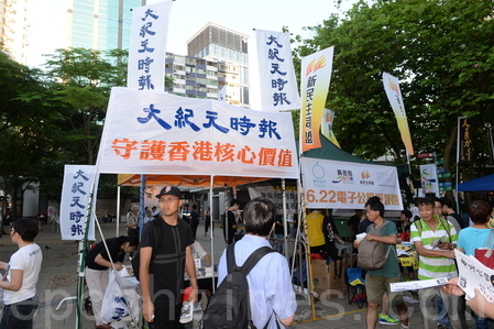 香港大纪元受欢迎 大陆客退党团队(图文)