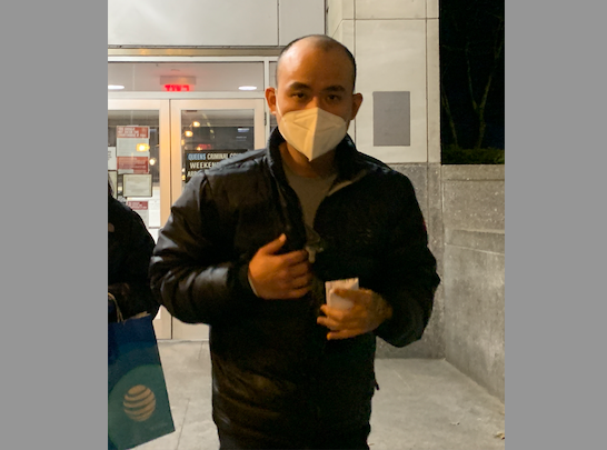 嫌犯郑步秋(Buqiu Zheng,音译)步出法庭,他在第二次起诉中被控针对种族/信仰的二级严重骚扰。(林丹/全球退党服务中心)