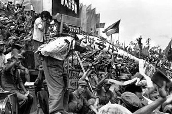 1966年6月以来,红卫兵开始用暴力手段清除四旧,进而对早已经失去反抗能力的黑五类分子施加残忍的暴力迫害,致死致伤成千上万。(网络资料图片)