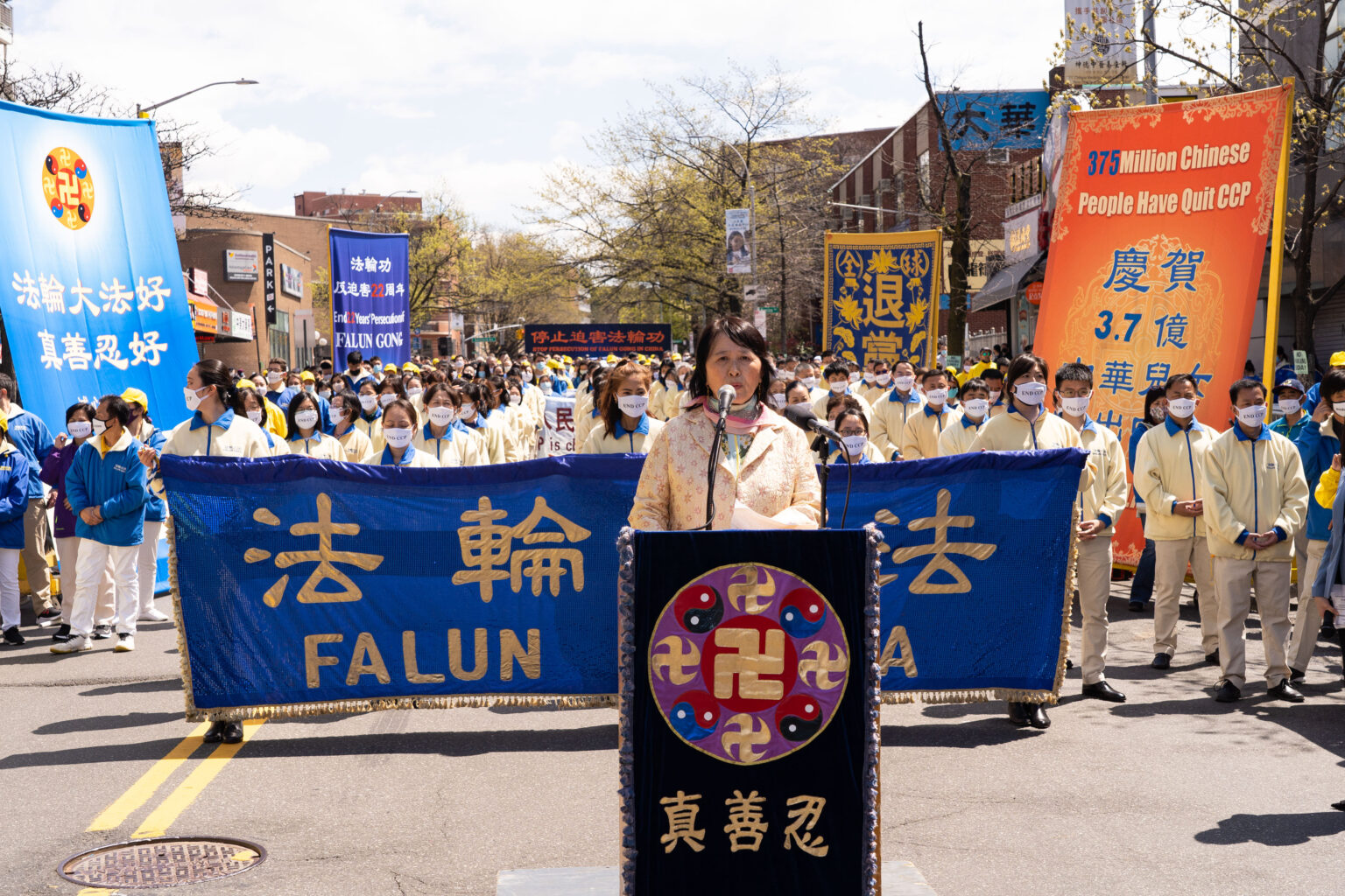 4月18日,纽约民众逾千人在法拉盛举行盛大游行和集会,纪念1999年4月25日法轮功学员和平上访事件22周年。易蓉在集会上发言。