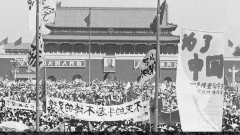 1989年5月17日,中国青年人在北京天安门广场要求中共进行民主改革,举行了一场声势浩大的学生运动。(网络图片)