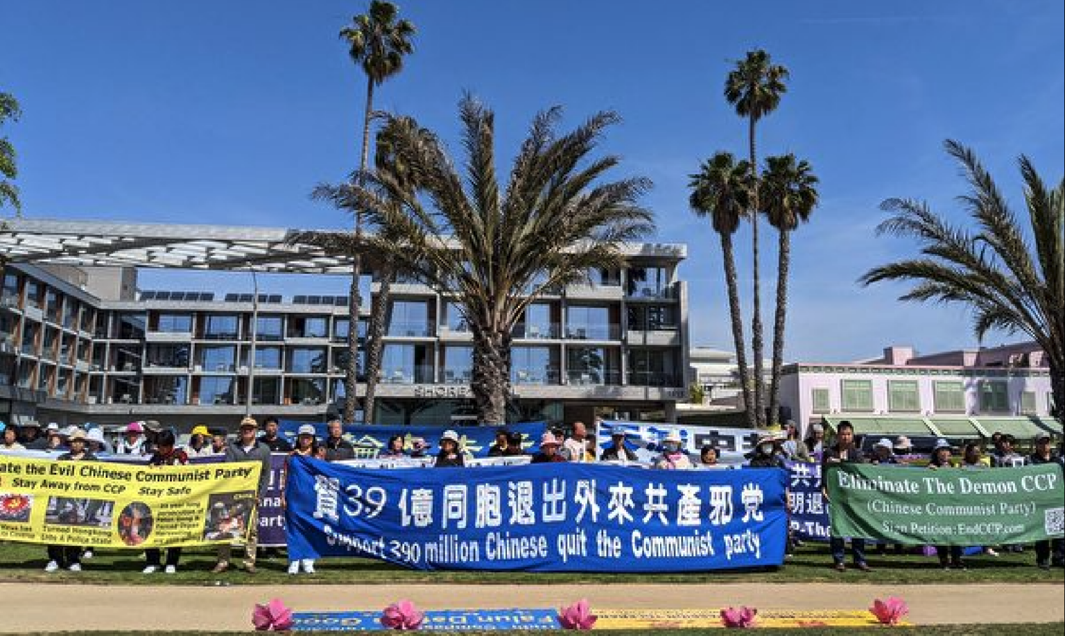 2022年3月13日,洛杉矶退党服务中心义工于游客如织的圣莫妮卡码头,用横幅筑起一道道“真相长城”。(徐曼沅/全球退党服务中心)