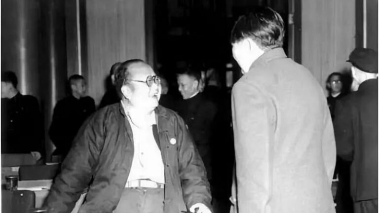 中共领导人的一些照片被归入“不宜发表”之列,在资料库里沉睡了几十年,近年来以“历史照片”的面目示人。(资料图片)