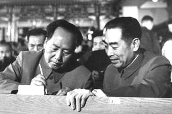 周恩来是唯一的跟毛泽东共事到头,周旋到死的人。毛泽东曾遭到老奸巨猾的周恩来三次整肃,还差点被枪毙。(公有领域)