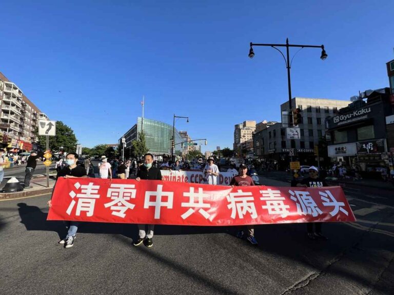 2022年6月4日,纽约华人在法拉盛举行纪念六四33周年的集会和游行,众人高呼“纪念六四清零中共”口号。(林丹/全球退党服务中心)