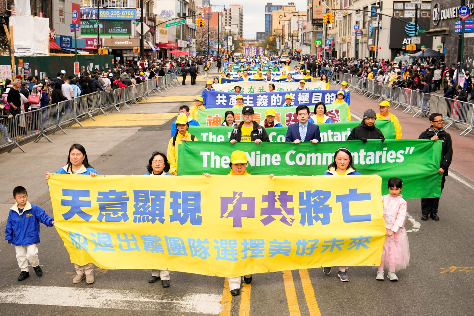 2022年4月23日,纽约部分法轮功学员在法拉盛游行纪念中南海大上访23周年,要求法办元凶江泽民。(戴兵/全球退党服务中心)