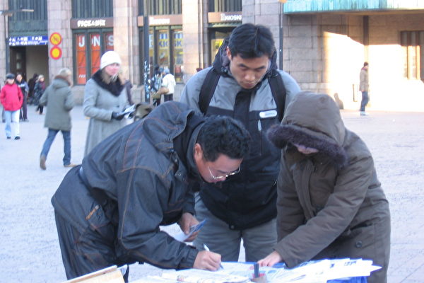 两位韩国人听了九评引爆的退党潮和迫害真相后,立即表示声援退党并签名支持反迫害(大纪元)