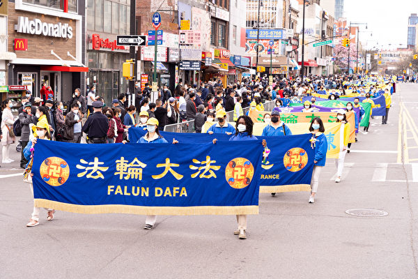 4月18日(周日),上千名大纽约地区中西族裔法轮功学员在华人社区法拉盛举行游行和集会,纪念1999年万名法轮功学员在北京和平上访22周年。(戴兵/大纪元)