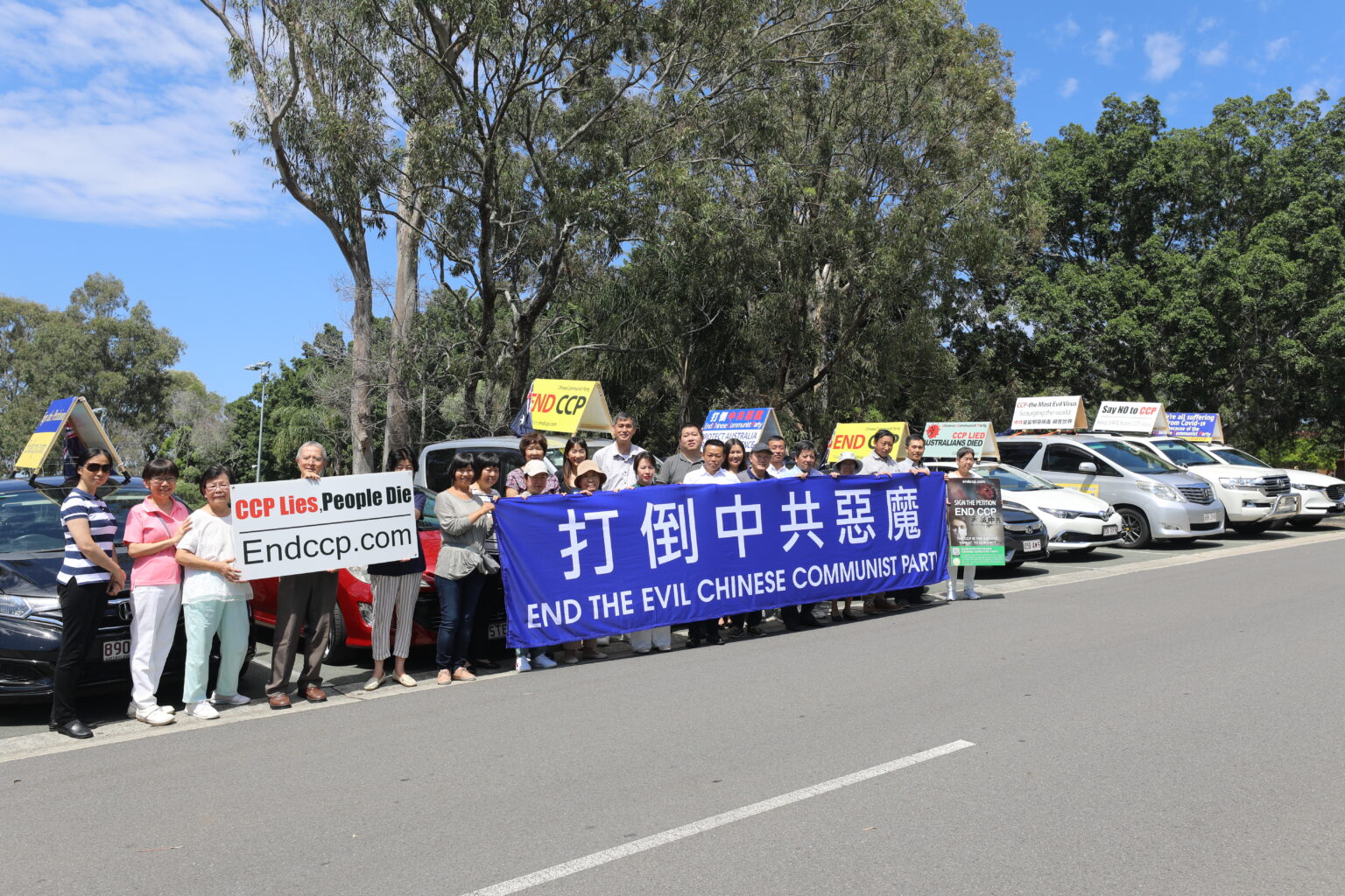 2021年10月30日,End CCP(打倒中共恶魔)车队首次环澳之旅从昆州首府布里斯本出发。图为车队出发前合影。(徐圣坤/大纪元)