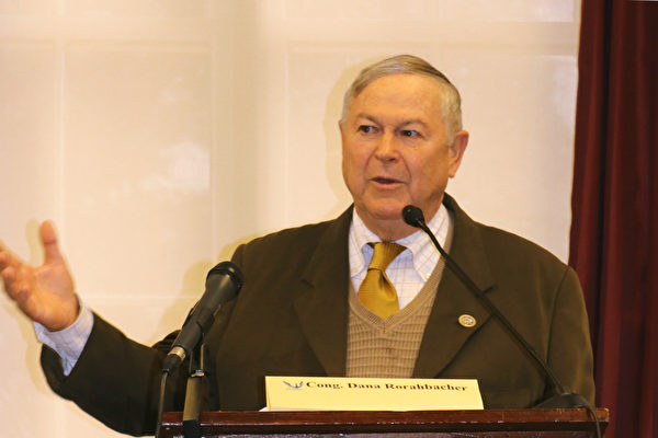 资深议员达纳‧罗拉巴克(Dana Rohrabacher)表示,“退党”给人们机会远离共产邪恶体制。(林乐予/大纪元)