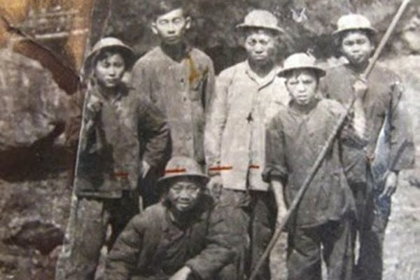 中共当局一向都给少年儿童戴上一顶“祖国的花朵”,“共产主义接班人”的桂冠,可是这埋葬著两千多无辜生命的沙坪农场大堡作业区,却成了“共产主义接班人”的集体大坟场,这是多么辛辣的讽刺!(资料图片)
