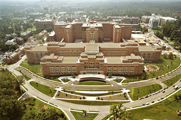 FBI和国立卫生研究院(NIH)展开一项大规模调查,这项调查涉及到71家美国研究机构,180个可能涉及知识产权盗窃的个案。图为NIH。(维基百科公有领域)