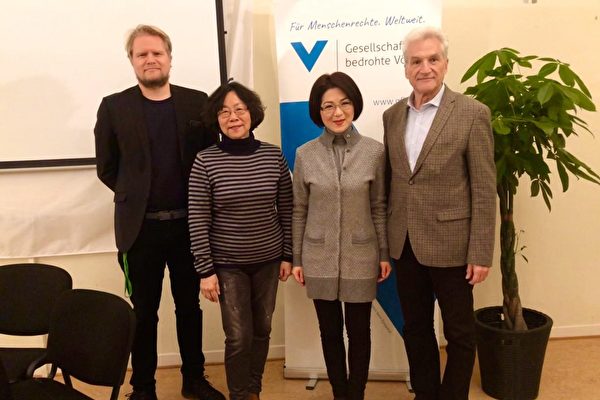 2019年12月11日,《假孔子之名》在为了被胁迫民族协会(GfbV)哥廷根(Göttingen)总部放映。(左起)主持人、“为了被胁迫民族协会”项目负责人赛德勒(Hanno Schedler),特约嘉宾、独立中文笔会会长廖天琪,导演秋旻,前德国驻华大使、哥廷根孔子学院董事会董事史丹泽(Volker Stanzel)参加了研讨会。(田牧提供)
