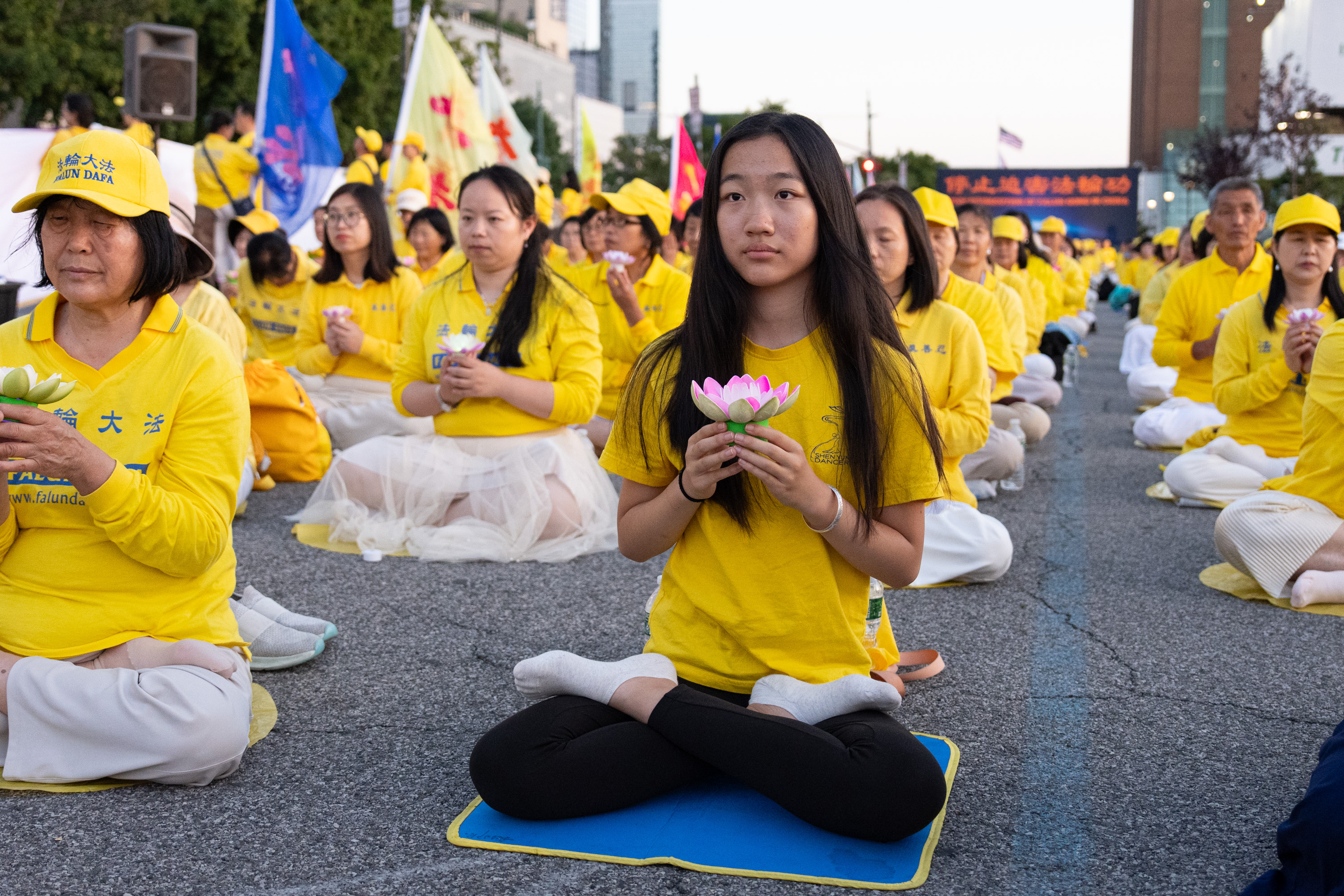 7月20日,大纽约地区部分法轮功学员在纽约中领馆前举行“7.20反迫害27周年”集会及烛光夜悼。(戴兵/大纪元)
