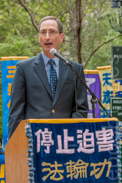 英文大纪元主编:伟大的《九评》(图文)
