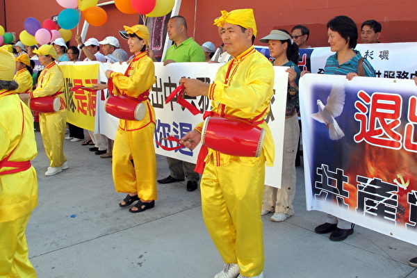 图:8月7日,洛杉矶华人在山谷大道的退党服务中心前欢庆一亿中国民众退出中共党、团、队组织,获得精神自救。(摄影:刘菲/大纪元)