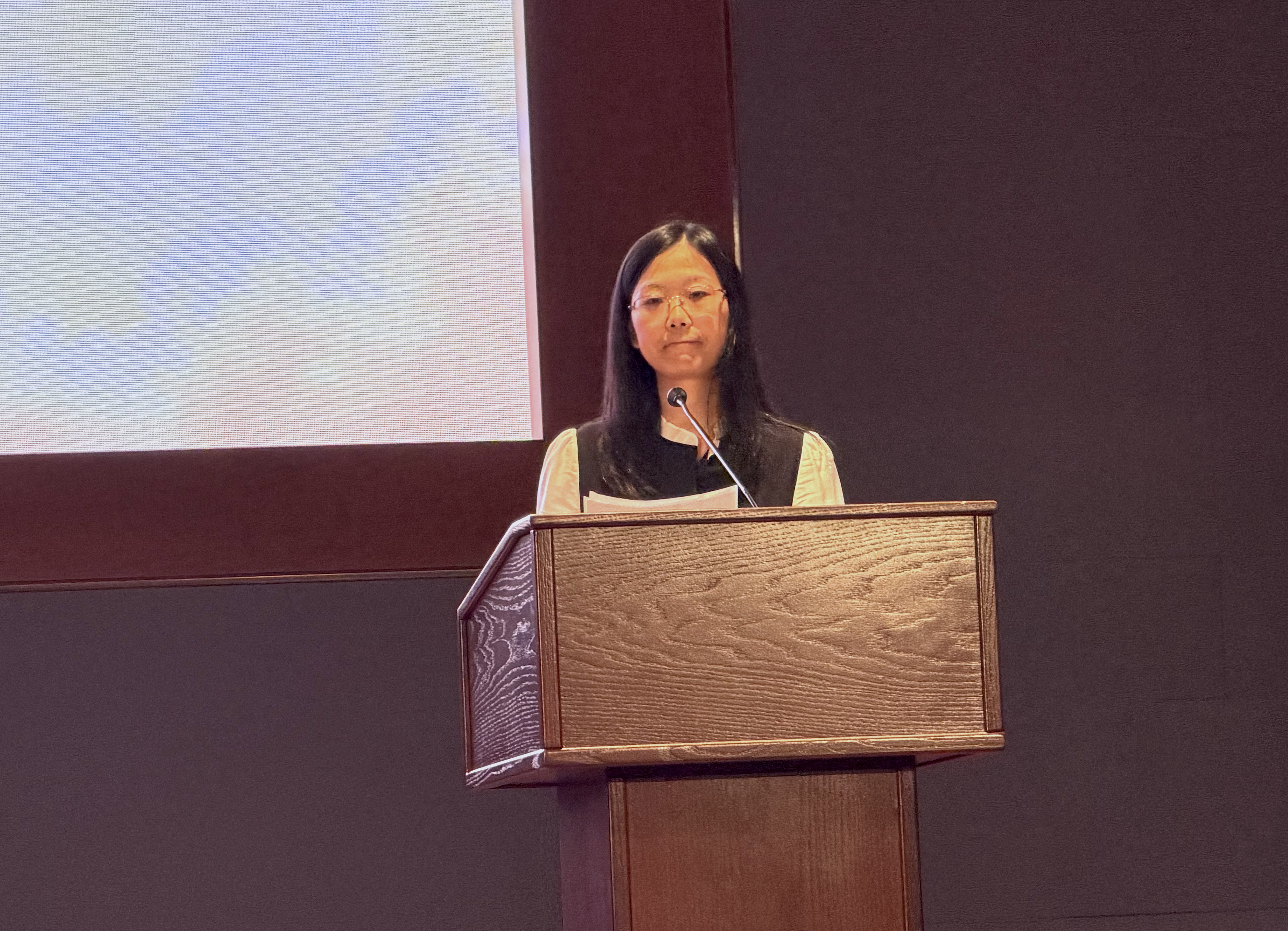 2026年7月21日,华府地区会计师Alisa Zhou在国会论坛上发言,要求中共立即释放被非法关押的母亲、法轮功修炼者王友梅。(林南/大纪元)