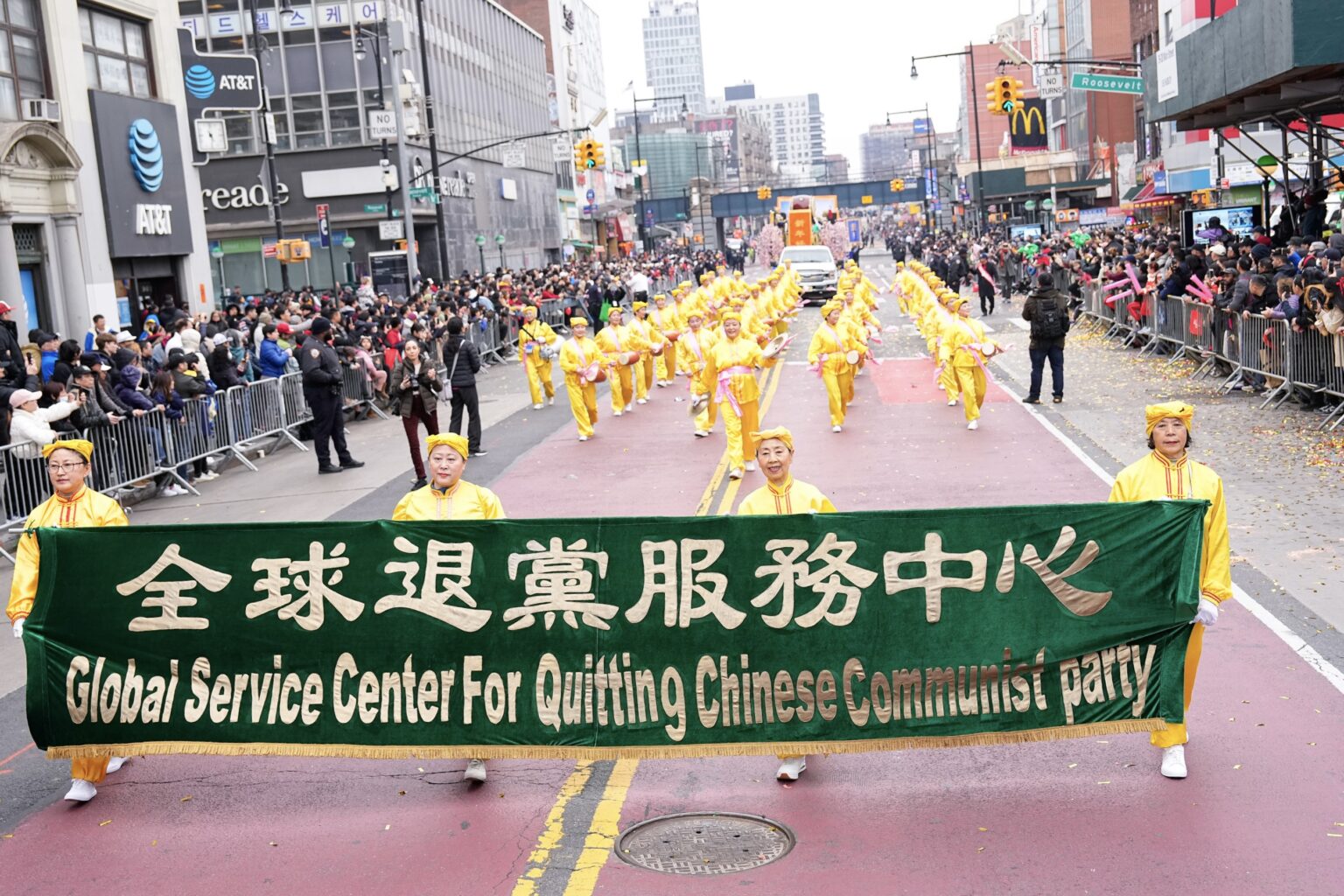 2024年2月10日(大年初一),纽约全球退党服务中心义工参加纽约法拉盛中国新年游行,给观众拜年。(戴兵/全球退党服务中心)