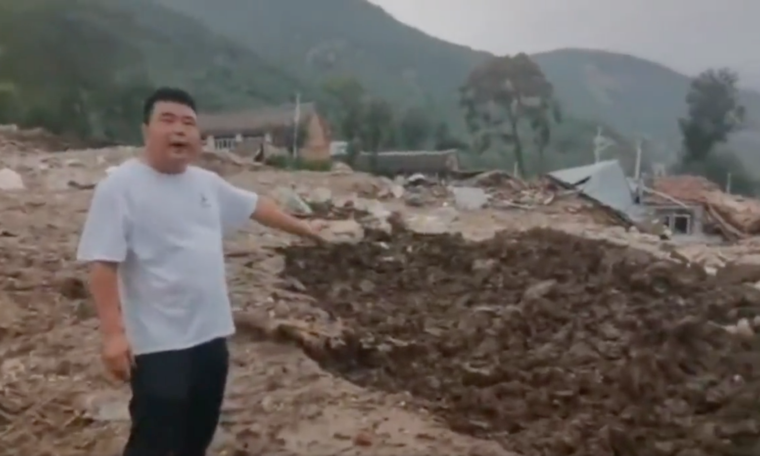 日前,河北涞水汤家庄西塌村网友“一灯”亲自通过视频作证,自己家族有14口人消失(死亡)了,至今仍在挖掘当中。对此说法,愿意承担全部法律责任。但这段视频很快在大陆被完全删除。(视频截图)