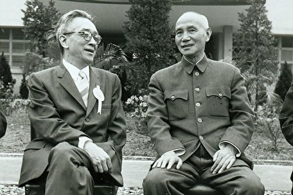 1958年4月10日,胡适与蒋介石于中央研究院。 (公有领域)