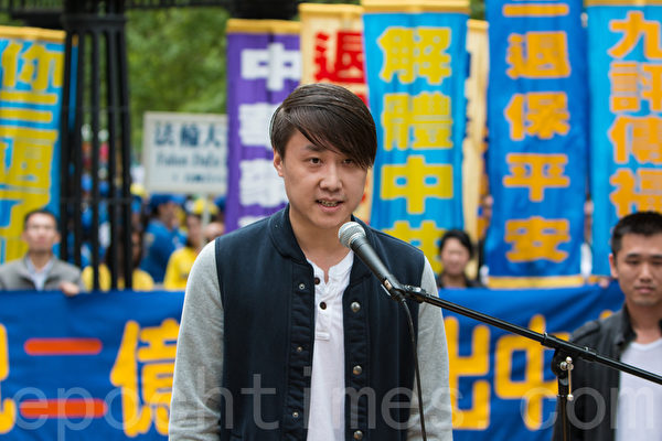 2015年5月15日,8千法轮功学员在纽约联合国附近集会声援2亿华人退出中共组织。图为现场退党的青年。(马有志/大纪元)