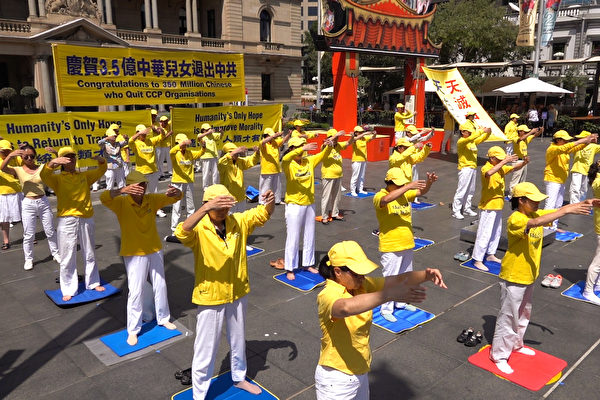 法轮功学员正在展示功法。(孔昭/大纪元)