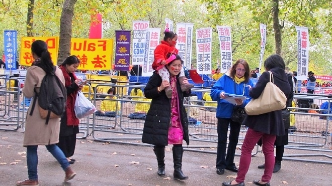 欢迎习访英现场 遮挡变退党(视频)