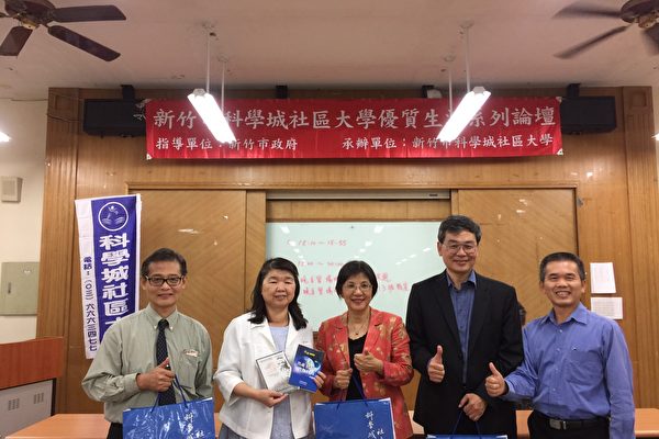 新竹科学城社大校长李世英(左2)、张锦华教授(中)和高雄影剧学会团队一起合影(新竹市科学城社区大学提供)
