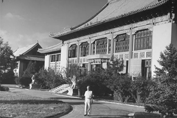 1946年,司徒雷登于北京燕京大学校园行政大楼前。(公有领域)