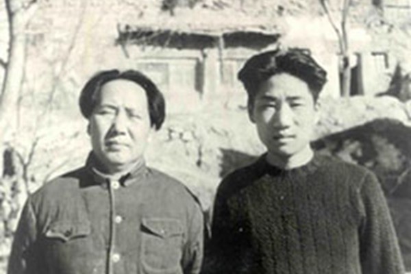 毛岸英入朝参战是为了镀金,积攒政治资本,好当接班人。但毛岸英的死把毛的计划打入了地狱。有分析认为,毛岸英之死源于毛氏父子的狂妄和对美军的无知。(公有领域)