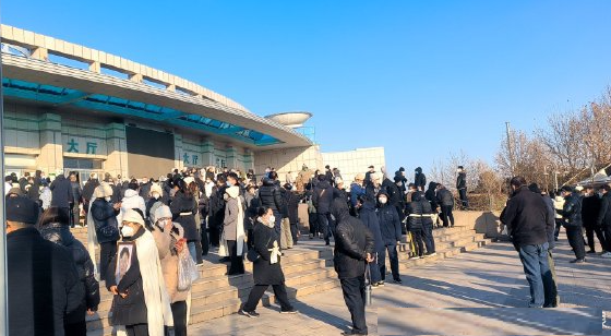 河南一殡仪馆门前人头攒动。(网络图片)