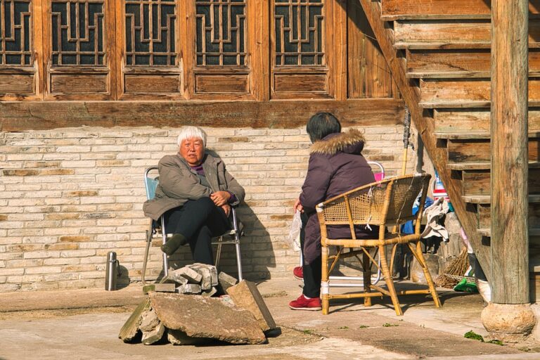 中共现正在进行的“医保新政”,实施之后医保个人账户上每月划入的金额大为减少。地方政府没钱了,来算计老百姓账户里的钱,因此抗议医疗福利遭到削减导致了“白发运动”。(网络图片)