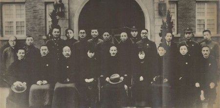 西安事变使“八年剿(共)匪之功,隳于一旦”;破坏了蒋介石抗日的战略部署;全面抗日的时间表被迫提前,给中国人造成巨大的灾难;而起死回生的中共却在战争中趁机坐大;使得中国大陆人民在长达至今60余年的岁月里,遭遇了亘古未有的劫难。图为西安事变时的蒋介石和国民党高层。(资料图片)