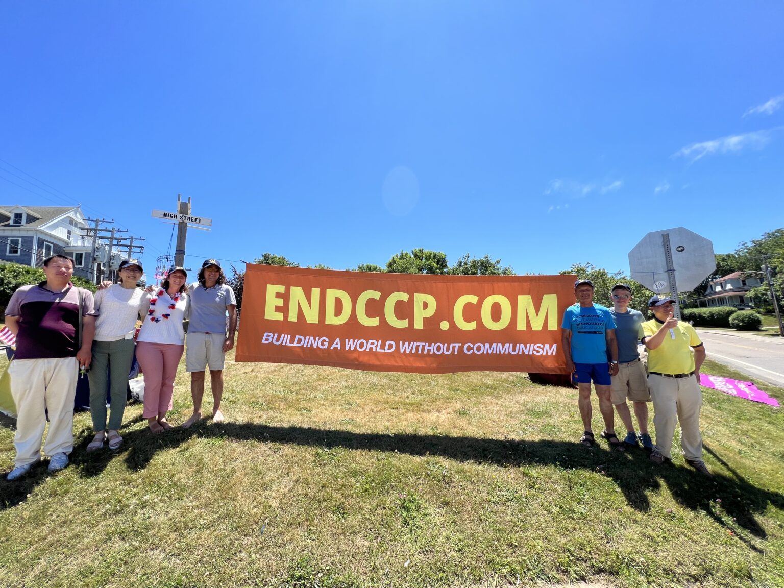 7月4日美国独立日,罗德岛州布洛克岛(Block Island)酒店老板Paul Fillippi(左四),主动邀请 End CCP团队到岛上传播真相。(林丹/全球退党服务中心)