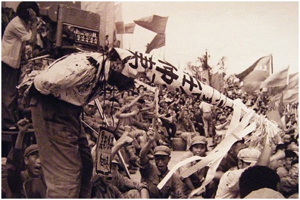 在毛号召之下,文革红卫兵运动风起云涌,席卷全国,武斗频传,死人无数!(网络资料图片)
