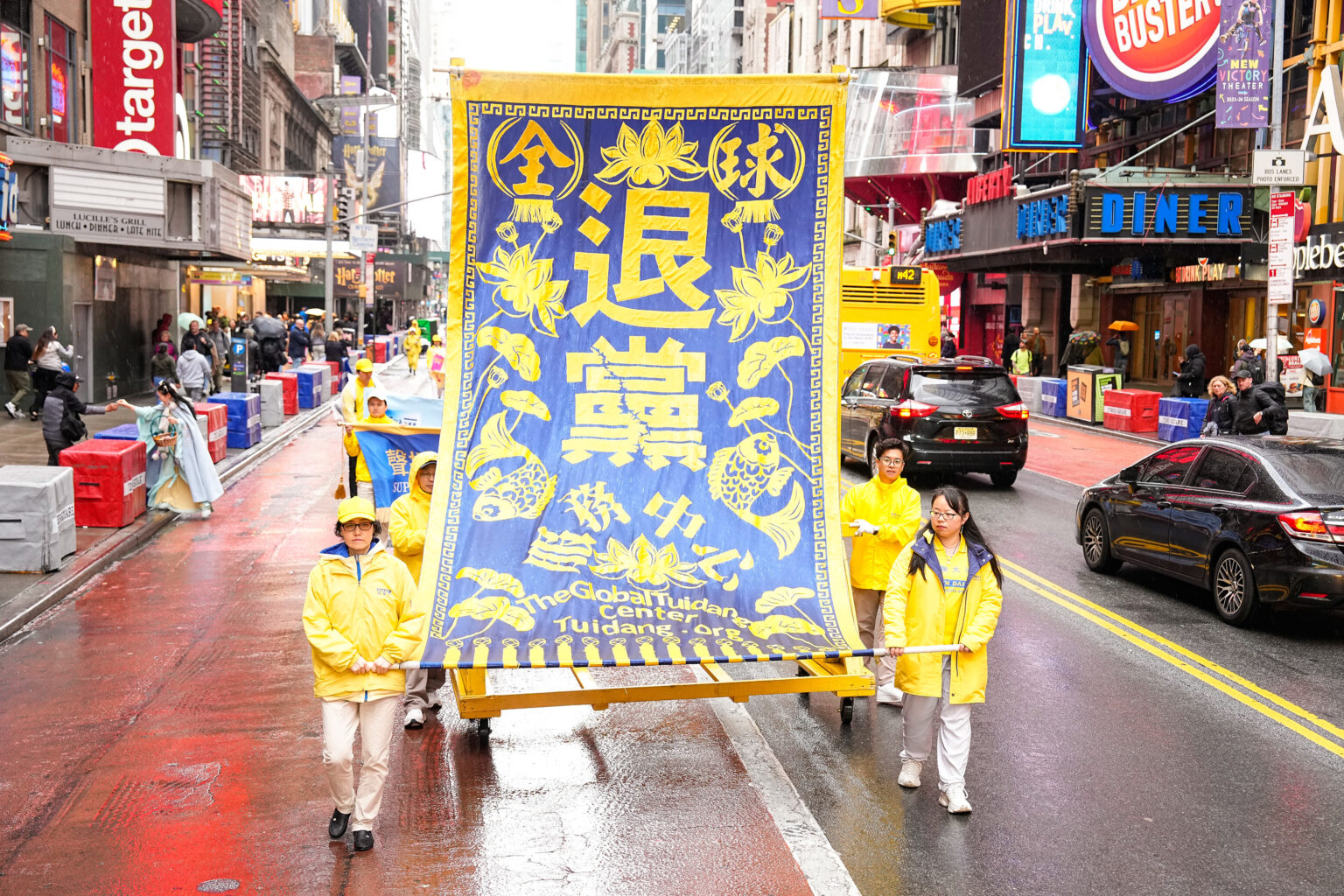 2024年5月10日,法轮功学员在纽约曼哈顿大游行。图为声援退出中共方阵。(全球退党服务中心)