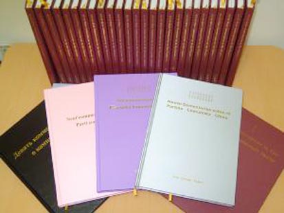 《九评》被翻译成多种语言。由左而右依序为:俄文、法文、瑞典文、西班牙文、和英文。(大纪元)