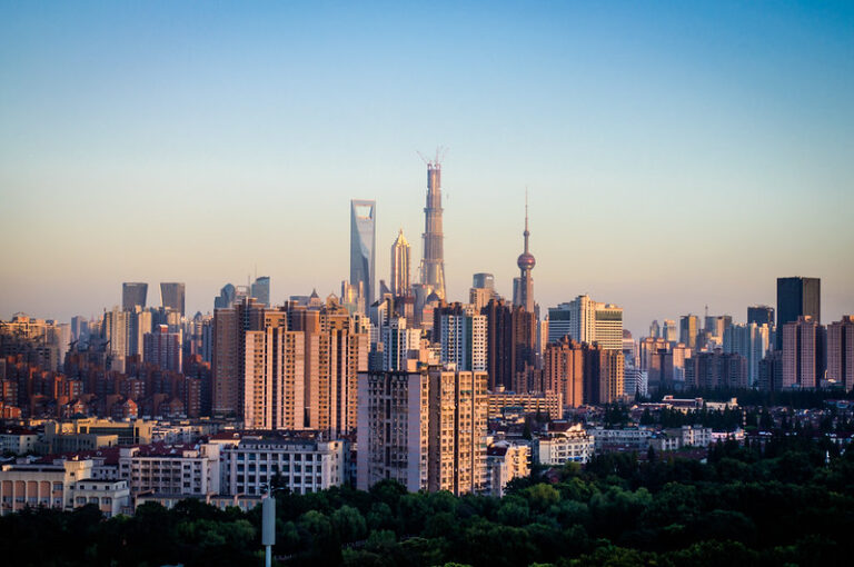 近日,中国股市持续走低,投资者纷纷抛售股票,全球资金正在加速撤离。(网络图片)